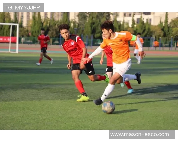 足球明星跨界挑战橄榄球赛场展现全新运动魅力与竞技精神